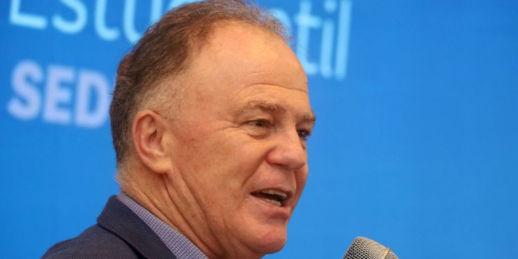 Governador do ES, favorito ao Senado, se diz contra impeachment de Moraes