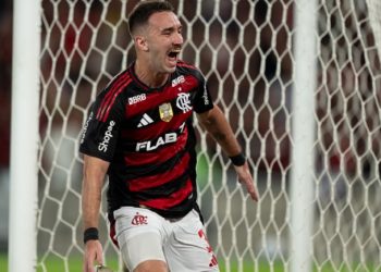 Flamengo ganha do Atlético-MG no Maracanã e vira líder do Brasileirão