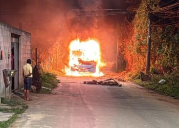 Três ônibus do Transcol são incendiados na Serra após confrontos com a polícia