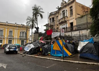 Justiça determina retirada de acampamento de famílias de Vila Esperança em frente ao Palácio Anchieta