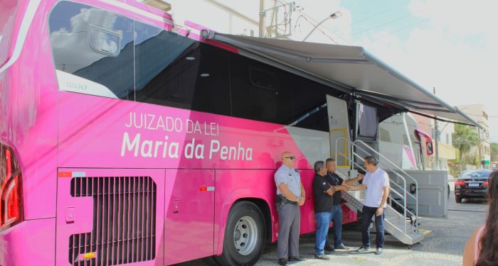 Ônibus Rosa leva atendimento e conscientização a mulheres de Jaguaré