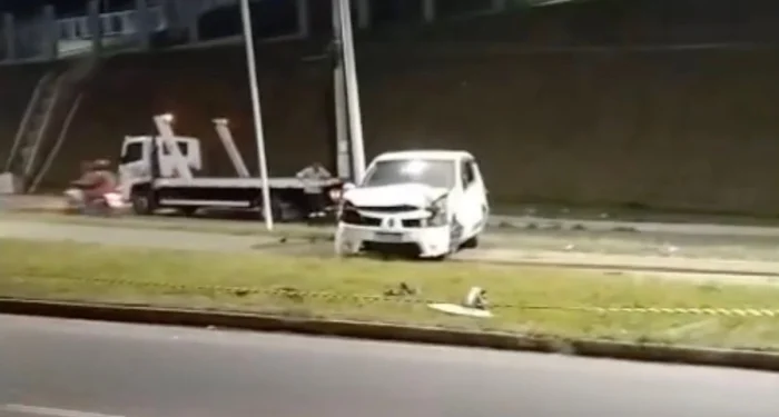 Jovem de 22 anos morre após carro bater em poste e capotar na Serra