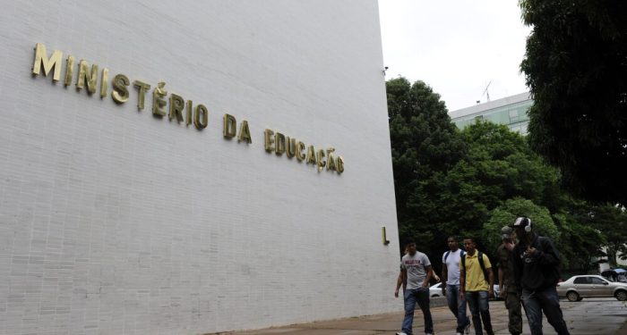 Governo oficializa aumento de 5,4% no piso salarial dos professores da rede pública
