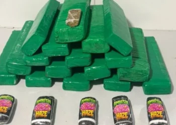 Dupla é presa levando mais de R$ 70 mil em drogas de Vitória a Linhares