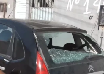 Ataque a tiros deixa adolescente morto e ferido em Vila Velha; suspeitos usaram van em fuga