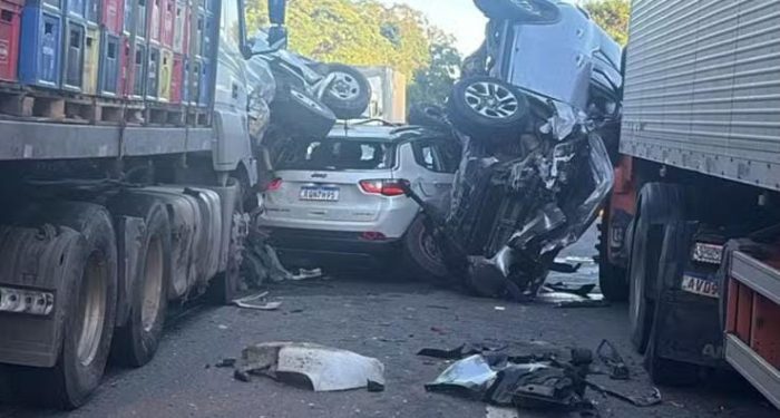 Engavetamento com dez veículos interdita BR-101 em Iconha