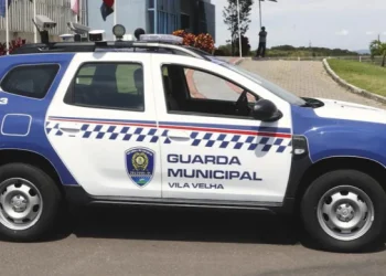 Homem é baleado após tentar pegar arma de guarda municipal em Vila Velha