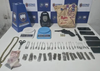 Dois jovens são presos e três adolescentes apreendidos com drogas e arma em Colatina