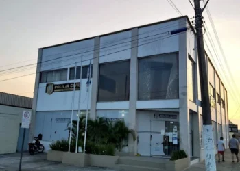 Adolescente é baleado em bar por homem armado com submetralhadora em Linhares