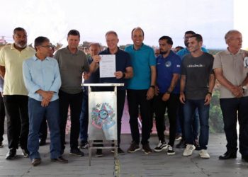 Casagrande assina ordem de serviço para pavimentação da estrada de Regência