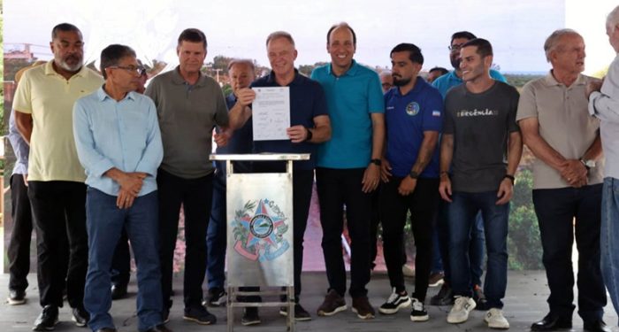 Casagrande assina ordem de serviço para pavimentação da estrada de Regência