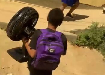 Calor nas escolas: Aluno leva ventilador de casa para sala de aula em Marataízes