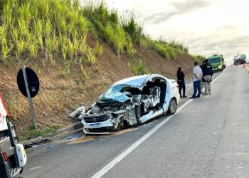 Grave acidente na BR-101 deixa dois mortos em colisão entre veículos oficiais de Pinheiros e Aracruz