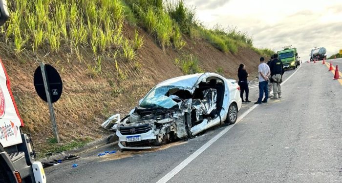 Grave acidente na BR-101 deixa dois mortos em colisão entre veículos oficiais de Pinheiros e Aracruz